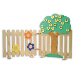 Staccionata in legno con fiori.