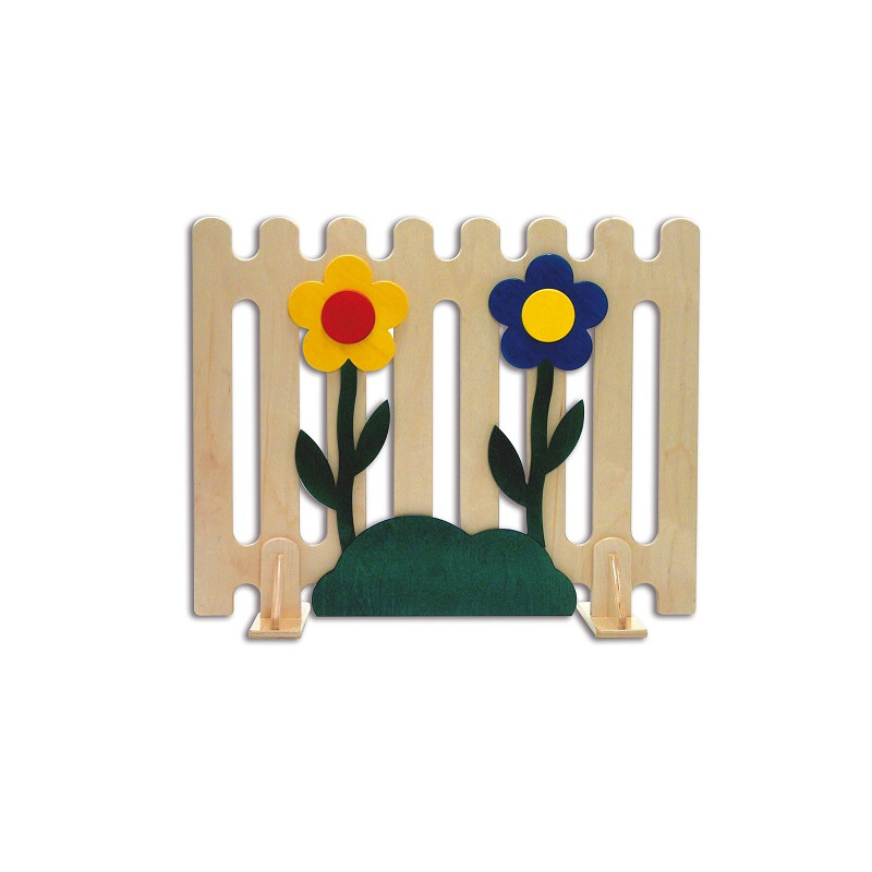 Staccionata in legno con fiori e erba. Staccionata in legno con fiori e erba.
