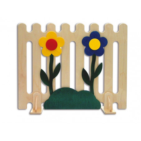 Staccionata in legno con fiori e erba.
