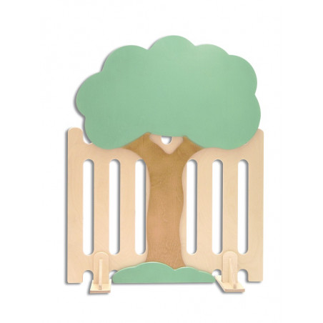 Staccionata 145 in legno con albero.